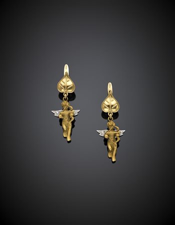 Orecchini pendenti in oro giallo in parte satinato a guisa di puttini alati e...