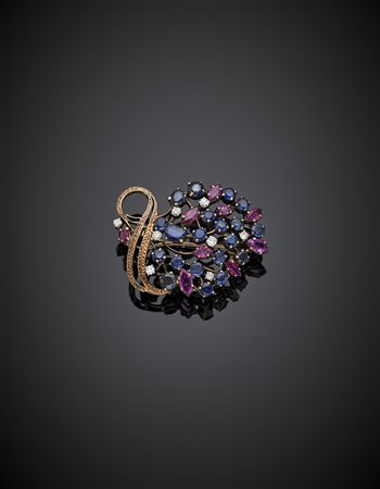 Broche a ramo fiorito in oro giallo rossastro, cesellato con diamanti, rubini...