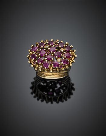 Anello in oro giallo con gambo a più fili rifinito con rubini a cuscino e...