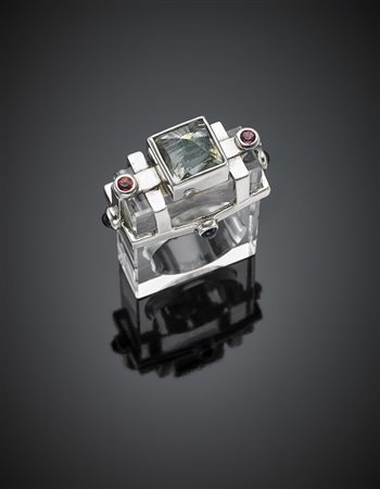 Anello architettonico in cristallo di rocca rifinito in oro bianco e gemme...