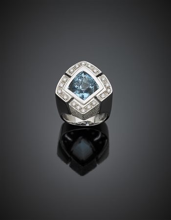 Anello in oro bianco in parte cesellato con diamanti a contornare un'...