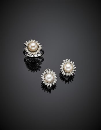 Demi parure in oro bianco con diamanti a navette e perle composta da...