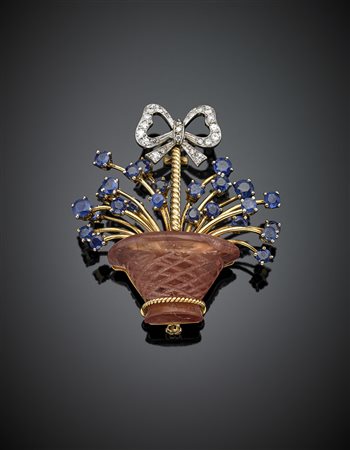 Broche a forma di cestino in oro giallo e bianco, con zaffiri per complessivi...