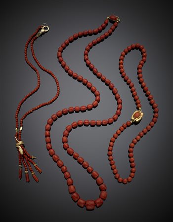 Lotto di tre collane in corallo rosso, di diverse fogge, tutte rifinite in...