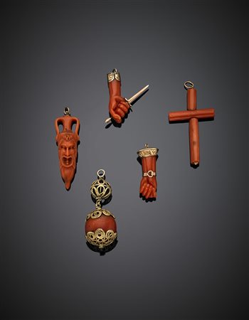 Lotto composto da cinque pendenti in corallo arancione/rosso di varie forme e...