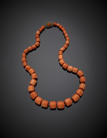 Collana in corallo arancione a scalare con chiusura in argento dorato e...