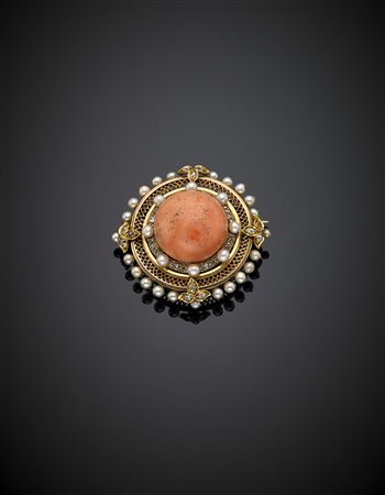 Broche in oro giallo con perle e diamanti a contornare un corallo cabochon...
