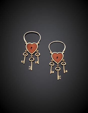 Orecchini pendenti in oro rosso con cuore in corallo rosso arancione centrato...