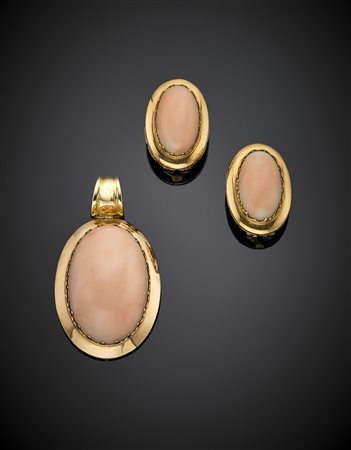 Demi parure in oro giallo e corallo rosa cabochon composta da orecchini a...