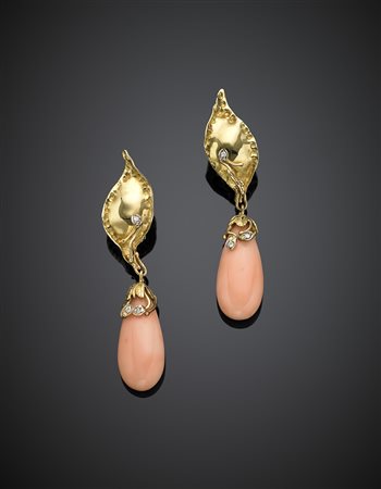 ATTICOOrecchini pendenti in oro giallo, diamanti e corallo rosa variegato a...
