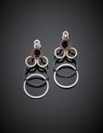 *DI GREGORIOOrecchini pendenti ad anelli in oro bianco, diamanti incolori e...