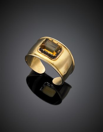 Bracciale alla schiava in oro giallo e quarzo citrino taglio a gradini di ct....