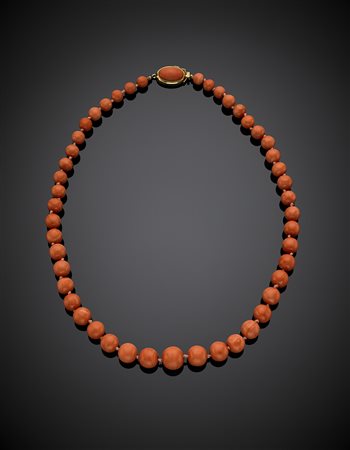 Collana a scalare di boules di corallo arancione da mm 8,50 a mm 15,35 circa...