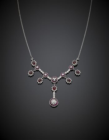 Collier in oro bianco, rifinito con centrale a frangia in diamanti rotondi,...