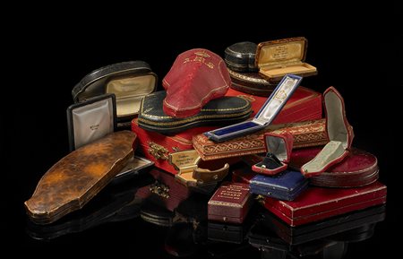 Lotto di venti scatole antiche da gioielli, una marcata Bulgari (gravi...