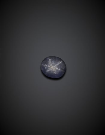 Zaffiro stellato ovale cabochon di ct. 10,04. Accompagnato da analisi...