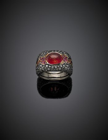 *DI GREGORIOAnello a fascia modellata in oro rodiato nero con diamanti neri e...