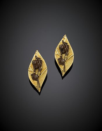 Orecchini in oro giallo con clip a guisa di foglie con scimmiette in rame che...