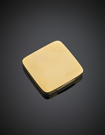 *Portacipria quadrato con spigoli arrotondati in oro giallo con fregio in oro...