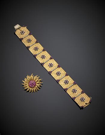 Bracciale e spilla in oro giallo con rubini per complessivi ct. 9 circa....
