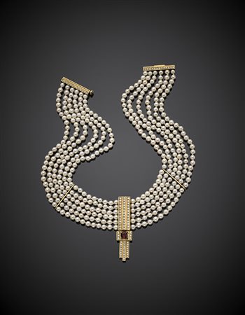 Collana e sei fili di perle con chiusura, distanziatori e elemento centrale...