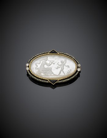 Spilla ovale in oro giallo cesellato, onice e diamanti a tenere un quarzo...