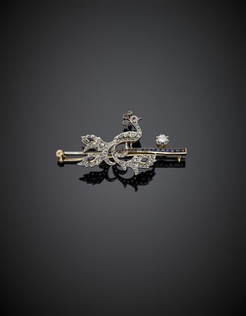 Spilla in oro bianco e giallo a guisa di pavone con zaffiri diamanti e...