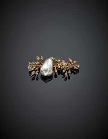 Broche in oro rosa a rametto fiorito con diamanti e perla bianca irregolare,...