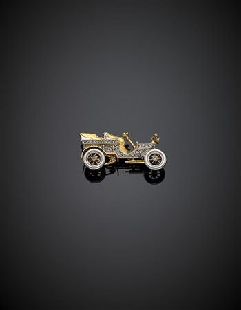 Broche in oro giallo e bianco a guisa di automobile d'epoca con ruote...