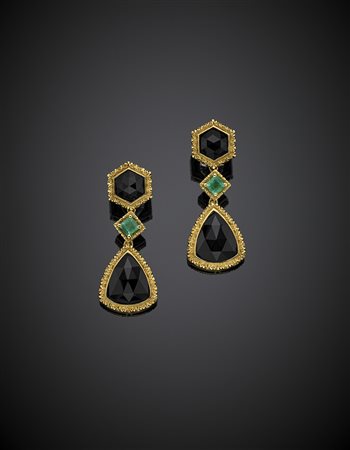 PUTTINI CAPRIOrecchini pendenti in oro giallo onice e smeraldi, g 16,45,...