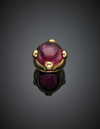 POMELLATOAnello in oro giallo bombato con tormalina rosa cabochon di ct. 28...