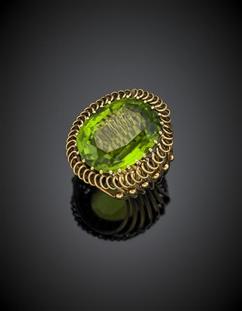 WOLFERS FRERESAnello a cestino in oro giallo con peridoto ovale di ct. 18,50...