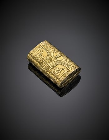 Scatola in oro sbalzato con controcassa interna, la cassa esterna modellata a...