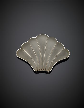 Broche a guisa di conchiglia in quarzo ialino satinato e scolpito e rifinita...