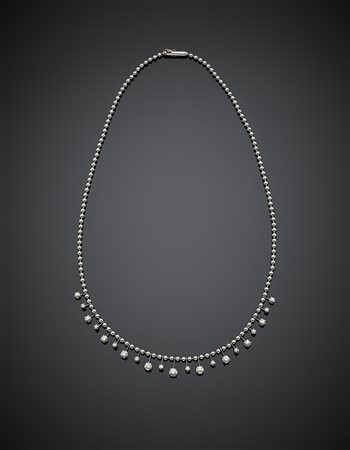 Collier in oro bianco a piccole boules con al centro ventuno diamanti rotondi...