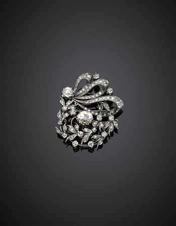 Broche in oro bianco a volute floreali con diamante ovale taglio vecchio...