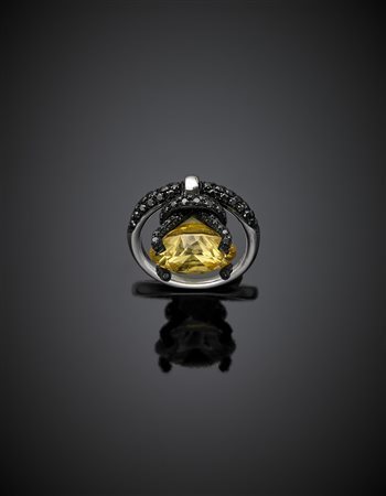 *DI GREGORIO Anello in oro bianco e rodiato nero con pasta vitrea gialla...