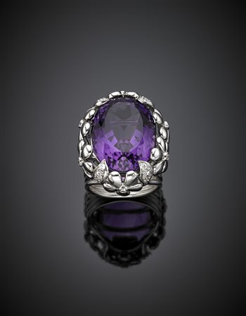 *DI GREGORIOAnello in oro bianco a cestino a guisa di bouquet che trattiene...