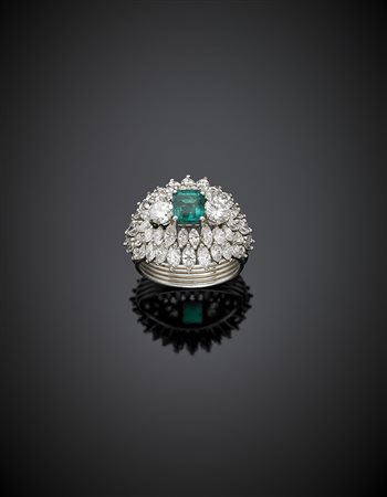 Anello in oro bianco bombato con diamanti a navette e due rotondi a...