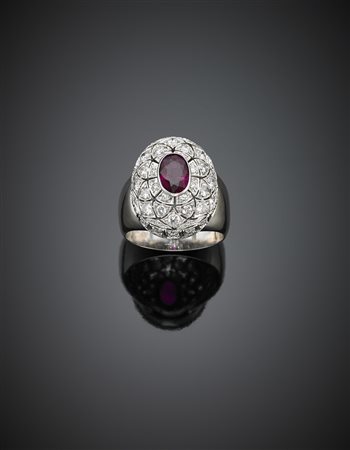 Anello in oro bianco a cupola con diamanti per complessivi ct. 0,55 circa ed...