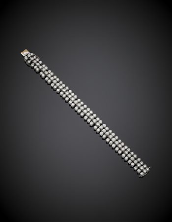 Bracciale in oro bianco a tre file di diamanti rotondi per complessivi ct....