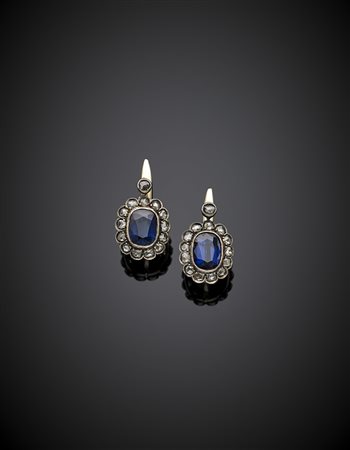 Orecchini a boccole in oro giallo e argento con uno zaffiro a cuscino di...