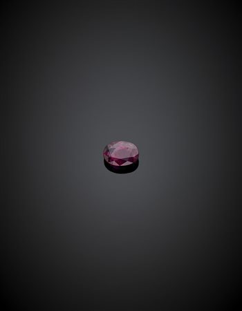 Rubino ovale sfaccettato di ct. 2,01. Accompagnato da analisi gemmologica GIA...