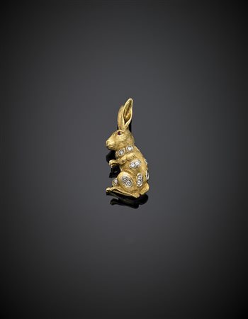 BUCCELLATIBroche in oro giallo a guisa di coniglio con diamanti e rubini, g...