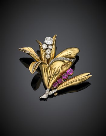 Broche a fiore in oro giallo e bianco rifinita in diamanti e rubini a...