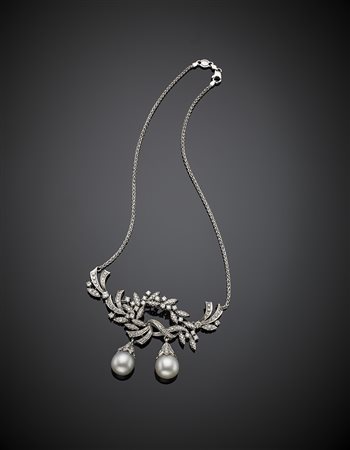 Collier in oro bianco con centrale floreale in diamanti e due perle...