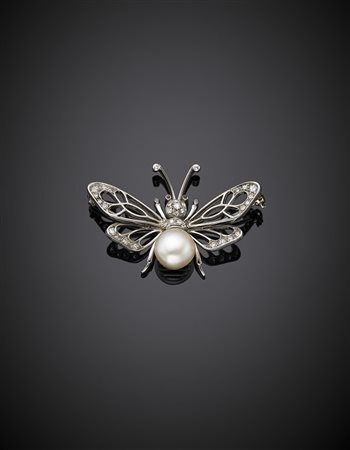 Spilla a guisa di ape con diamanti e perla in platino, g 8.99, largh. cm 4,4...