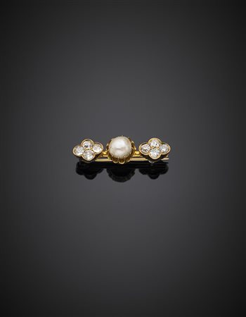 Spilla in oro giallo con perla naturale d'acqua salata di mm 8,61 circa,...