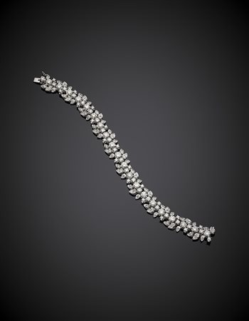 Bracciale a fiori e foglie in oro bianco con diamanti rotondi per complessivi...