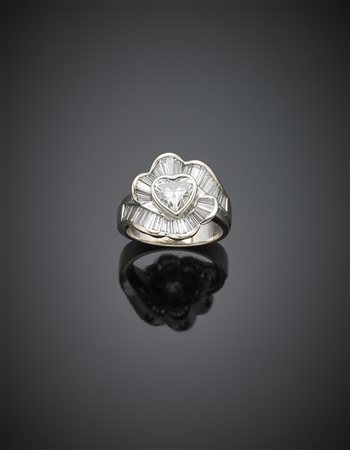 Anello in oro bianco con diamante a cuore di ct. 0,90 circa, rifinito con...